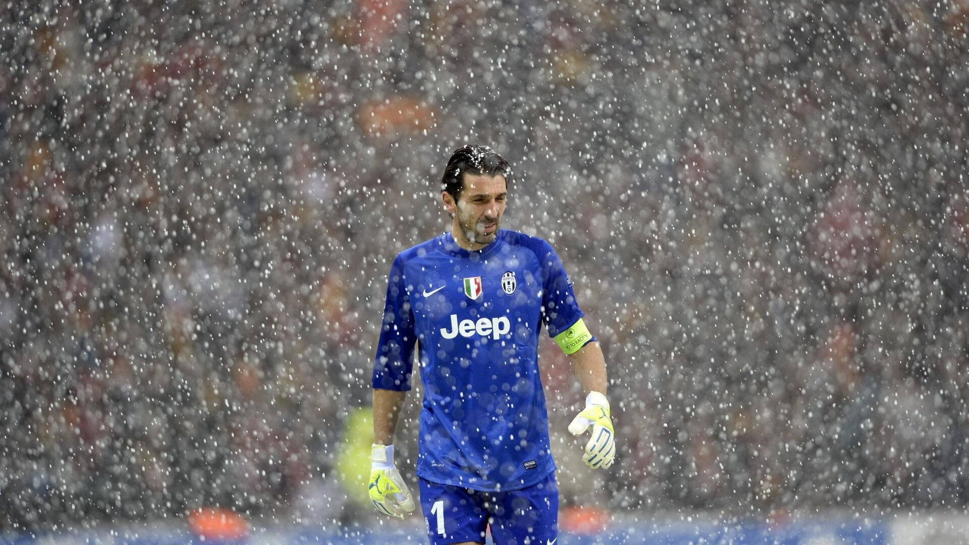 燃情欧冠夜，球迷狂欢不夜城