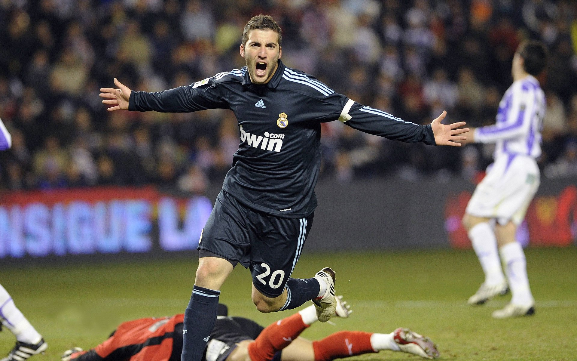 英超：曼城在补时阶段绝杀阿森纳，争冠形势变数增多，联赛杯曼城对阿森纳